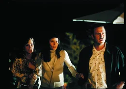 Gemeinsam machen sich Journalistin Gale Weathers (Courteney Cox, M.), Deputy Dewey Riley (David Arquette, r.) und Schauspielerin Jennifer Jolie (Parker Posey, l.) daran, dem Killer mit der Edvard-Munch-Maske das m&ouml;rderische Handwerk zu legen ...