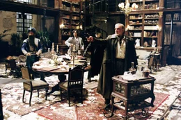 Captain Nemo (Naseeruddin Shah, l.), Dorian Gray (Stuart Townsend, 2.v.l.) und der Unsichtbare, Rodney Skinner (Tony Curran, 2.v.r.), gehen ebenfalls in Verteidigungsposition, als Allan Quatermain (Sean Connery, r.) seine Waffe zieht und auf Angreifer richtet.