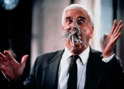 Der Detektiv steckt seine Nase &uuml;berall rein: Leslie Nielsen als Leutnant Frank Drebin (Copyright SRF)