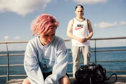 Innehalten am Hafen von Ibiza. Toni (Lana Cooper) und Bruno (Julius Nitschkoff ).
