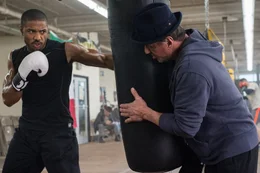 Eigentlich hat sich Rocky (Sylvester Stallone, r.) aus dem Box-Gesch&auml;ft zur&uuml;ckgezogen, doch dann steht Adonis Johnson (Michael B. Jordan, l.), der uneheliche Sohn seines alten Freundes Apollo Creed, pl&ouml;tzlich bei ihm auf der T&uuml;rschwelle und bittet ihn sein Box-Trainer zu werden ...