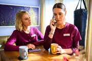Betty (Henrike Hahn, r.) ist alarmiert, als sie vom Gesundheitszustand ihrer Mutter erf&auml;hrt. Mia Kunze (Antonia D&ouml;ring, l.) steht ihr bei.