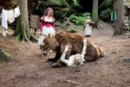 Der B&auml;r hat sich von seiner Verletzung erholt und geniesst das Zusammenleben mit Schneewei&szlig;chen (Sonja Gerhardt, mitte) und Rosenrot (Liv Lisa Fries, links). Beim gemeinsamen Tanz st&uuml;rzt der B&auml;r auf Schneewei&szlig;chen. Die Mutter (Jule Ronstedt, rechts) ist sehr erschrocken und will den B&auml;ren nicht mehr im Haus haben.