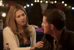 Carley (Pascale Hutton) und Travis Hall (Sam Jaeger)  Die Verwendung des sendungsbezogenen Materials ist nur mit dem Hinweis und Verlinkung auf TVNOW gestattet.