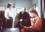 Caroline Ingalls (Karen Grassle, r.) liest Dr. Baker (Kevin Hagen, M.) und ihrem Mann Charles (Michael Landon, l.) den Brief einer Freundin vor, die sie um Hilfe bittet. Caroline Ingalls (Karen Grassle, r.) liest Dr. Baker (Kevin Hagen, M.) und ihrem Mann Charles (Michael Landon, l.) den Brief einer Freundin vor, die sie um Hilfe bittet.