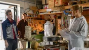 Steinmetz Henning Schacht wurde mit einem "Hundezahn" erstochen, einem Spezialwerkzeug des Steinmetzhandwerks. Um die Tatwaffe zu sichern, durchsucht Roswitha Prinzler (Silke Matthias, r.) mit ihrem Team dessen Familienbetrieb. Karoline Joost (Nike Fuhrmann, 2.v.l.) will von Thorsten Schacht (Sascha-Nikola Kott, l.) wissen, wer Zugang zu dem Werkzeug hatte. Das Ergebnis ist ernüchternd: Jeder in der Familie steht unter Verdacht. Steinmetz Henning Schacht wurde mit einem "Hundezahn" erstochen, einem Spezialwerkzeug des Steinmetzhandwerks. Um die Tatwaffe zu sichern, durchsucht Roswitha Prinzler (Silke Matthias, r.) mit ihrem Team dessen Familienbetrieb. Karoline Joost (Nike Fuhrmann, 2.v.l.) will von Thorsten Schacht (Sascha-Nikola Kott, l.) wissen, wer Zugang zu dem Werkzeug hatte. Das Ergebnis ist ernüchternd: Jeder in der Familie steht unter Verdacht.