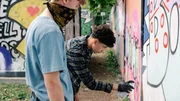Pit (Metkan Kalan, rechts) ist neugierig auf Neues, mit Lukas (Leevi Tjelle H&ouml;hlein, links) als neuem Freund, wagt er sich an sein erstes Graffiti.