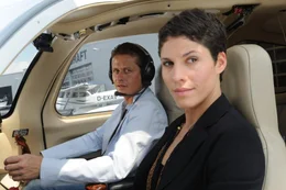 L-R: Chef Alexander (Roman Knižka) und Lisa (Jasmin Gerat) nichts wissen m&ouml;chte, ist sein