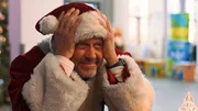 Der Weihnachtsmann (Wayne Carpendale) fasst nicht, dass er in einer Zeitschleife gefangen ist. Der Weihnachtsmann (Wayne Carpendale) fasst nicht, dass er in einer Zeitschleife gefangen ist.