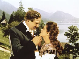 Bei ihrem Vater (Gustav Knut) holt sich Sissi (Romy Schneider) Trost und Rat.