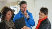 Hausflohmarkt... (Foto: Agi, li., Andreas Bierschock und eine Interessentin)