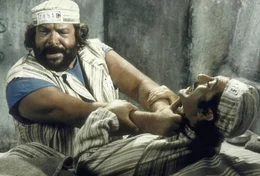 Im Gef&auml;ngnis trifft Joe (Bud Spencer, li.) auf seinen alten Widersacher Manuel (Mario Scarpetta, re.). In gewohnter Manier rechnet er mit ihm ab.
