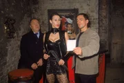 Die Spur im Mordfall Altmann führt die Kommissare Kehler (Wolfgang Bathke, li.) und Bonhoff (Wolfgang Krewe) in ein Dominastudio. Die Besitzerin Lady Sonja (Kathleen Gallego Zapata) will mit dem Tod des Geistlichen nichts zu tun haben...