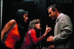 Schon bald erkennt Journalistin Gale Weathers (Courteney Cox, l.), dass ihre Ex-Flamme Deputy Dewey Riley (David Arquette, r.) einen hei&szlig;en Flirt mit der Schauspielerin Jennifer Jolie (Parker Posey, M.) pflegt, ausgerechnet mit der Schauspielerin, die Gale in allen drei STAB-Filmen verk&ouml;rpert ...