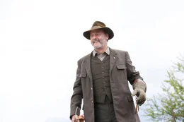 Danzer (Jean Reno).