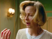 Auf einer Toilette wird Eloise (Maureen Mueller) Opfer eines Messerstechers. Auf einer Toilette wird Eloise (Maureen Mueller) Opfer eines Messerstechers.