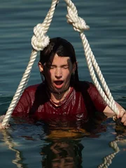 Nach ihrer Operation entwirft Noah Brown eine Schaukel, mit der er seine Schwester Bird auf unterhaltsame und sichere Weise in den Ozean hinablassen kann.