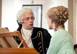 Beethoven (Anselm Bresgott) ist an Eleonore von Breuning (Caroline Hellwig) interessiert.