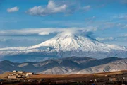 Ein entfernter Blick auf den Berg Ararat, der dem Nationalpark Ararat seinen Namen gab, sowie ein Dorf zu seinen Füßen. Ein entfernter Blick auf den Berg Ararat, der dem Nationalpark Ararat seinen Namen gab, sowie ein Dorf zu seinen Füßen.