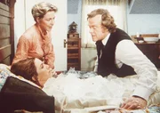 Caroline (Karen Grassle, l.) und Dr. Baker (Kevin Hagen, r.) k&uuml;mmern sich um Laura (Melissa Gilbert, liegend), die nach einem Hitzschlag v&ouml;llig ersch&ouml;pft ist ...
