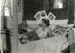 Die Baronin Wagner empf&auml;ngt Besucher im Boudoir ihrer Hacienda Paradiso auf Florena, 1934.