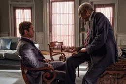 Eigentlich m&ouml;chte Mike (Gerard Butler, l.) sein Amt beim Secret Service niederlegen. Doch das l&auml;sst Pr&auml;sident Trumbull (Morgan Freeman, r.) nicht zu und gibt ihm seine Dienstmarke wieder zur&uuml;ck.