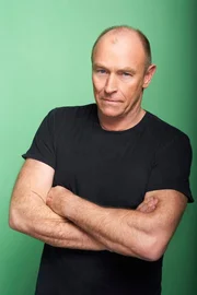 Corbin Bernsen als Henry Spencer