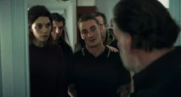 Marceau (Bouli Lanners, r.) und sein Team wollen die Wohnung von Vincent Caron(Pierre Lottin, M.) durchsuchen, der bei seiner neuen Freundin, der Lehrerin Natalie Bardot (Camille Rutherford, l.), eingezogen ist.