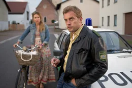 Bei Franz (Sebastian Bezzel) und seiner Freundin Susi (Lisa Maria Potthoff) h&auml;ngt der Haussegen mehr als schief.