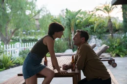 Lucy Cola (Natalie Portman, l.); Mark Goodwin (Jon Hamm, r.)