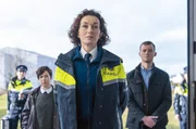 Inspector Sweeney (Tara Breathnach, 3.v.l.), Conlon (Caoimhe Farren, 2.v.l.) und Keogh (Alan Mahon, re.) leiten die Ermittlungen im Fall &bdquo;Sabine&ldquo;.