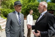Vor Massimo (Philip Birnstiel, M.) st&ouml;&szlig;t Alfons (Sepp Schauer, r.) Werner (Dirk Galuba, l.) an, Verantwortung abzugeben.