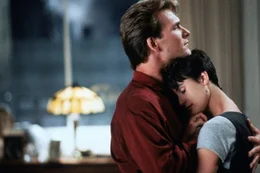 Ein letztes Mal k&ouml;nnen sich Molly (Demi Moore, r.) und Sam (Patrick Swayze, l.) ihre Liebe gestehen, bevor er f&uuml;r immer gehen muss ...