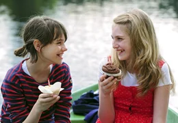 In gewisser Weise sind sie fast Schwestern: Charlie (Annika und Francesca Bolkart, li.) und Paula (Grace Reutlinger) wuchsen jahrelang bei den Eltern der jeweils anderen auf. Weiteres Bildmaterial finden Sie unter www.br-foto.de.