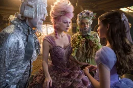 Richard E. Grant (K&ouml;nig des Schneereiches), Keira Knightley (Zuckerfee), Eugenio Derbez (K&ouml;nig des Blumenreiches), Mackenzie Foy (Clara).
