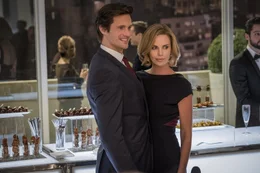 Premierminister James Steward (Alexander Skarsg&aring;rd, l.); Charlotte Field (Charlize Theron, r.)