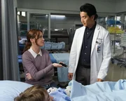Linda (Brittany Drisdelle) und Dr. Alex Park (Will Yun Lee) Linda (Brittany Drisdelle) und Dr. Alex Park (Will Yun Lee)