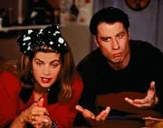 Neben den beiden Kindern toben bei James (John Travolta) und Mollie (Kirstie Alley) nun auch noch zwei Hunde herum: eine affektierte Pudeldame und ein r&auml;udiger Stra&szlig;enk&ouml;ter. Doch Molly besch&auml;ftigen noch ganz andere Probleme. Sie hat ihren Job verloren, w&auml;hrend James Privatpilot geworden ist _ und seine neue Chefin versteht unter Diensterf&uuml;llung mehr als nur Fliegen.