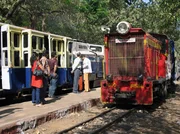 Seit &uuml;ber hundert Jahren ist die Matheran-Hill-Bahn auf ihrer 61 Zentimeter schmalen Spur unterwegs von Neral in den Luftkurort Matheran im Nordwesten Indiens - fr&uuml;her unter Dampf, heute mit Diesel-Loks.