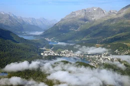 Unterwegs in den Schweizer Bergen: Blick auf St.Moritz und die Oberengadiner Seen im Sommer von Segantini H&uuml;tte aus.