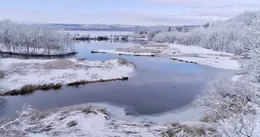 See im Winter mit den Catskills Mountains im Hintergrund.