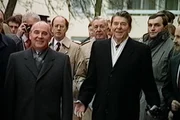 Vorne: Mikhail Gorbachev (l.), Ronald Reagan