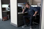 Technik-Genie Adam Cassidy (Liam Hemsworth) ist mit seiner kleinen Stelle unzufrieden.