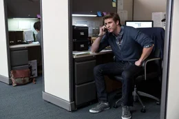 Technik-Genie Adam Cassidy (Liam Hemsworth) ist mit seiner kleinen Stelle unzufrieden.