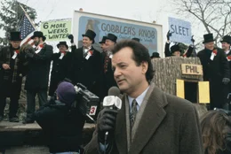 Der zynische Fernseh-Wetterfrosch Phil (Bill Murray, M.) berichtet &uuml;ber den traditionellen "Murmeltiertag" aus dem kleinen St&auml;dtchen Punxutawney ...