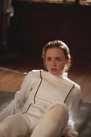 W&auml;hrend Rory (Alexis Bledel) mit einer Freundin zu k&auml;mpfen hat, die sauer auf sie ist, muss sich Emily mit einer Klage von einem alten Hausm&auml;dchen auseinandersetzen ...