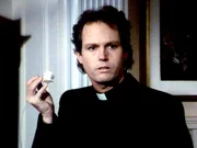 Ein CIA-Mitarbeiter alias Pater Francis (Cliff DeYoung) versucht mit allen Mitteln zu verhindern, dass Jessica die Polizei alarmieren kann.