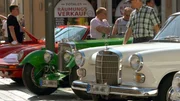 Mehrere Oldtimer bei der Oldtimer Ralley Bayeuth.