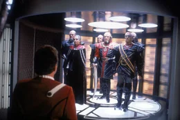 Ungewohnter Besuch auf der Enterprise: Captain Kirk (William Shatner, l.) begr&uuml;&szlig;t eine klingonische Delegation.