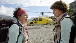 Die schw&auml;bischen Urlauberinnen Tabea (Franziska Traub, li.) und Beate (Irene Rindje) wundern sich etwas &uuml;ber die W&ouml;hlers.